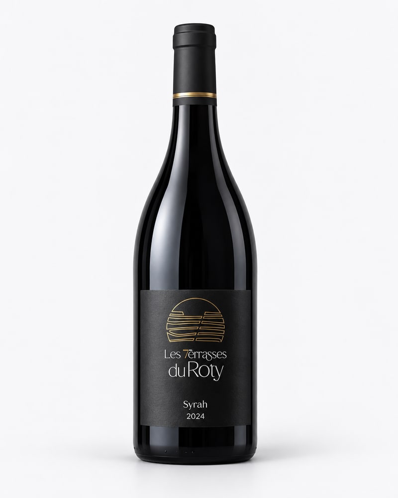 Présentation de la bouteille de Syrah 2024, avec l’étiquette noire et or des Terrasses du Roty